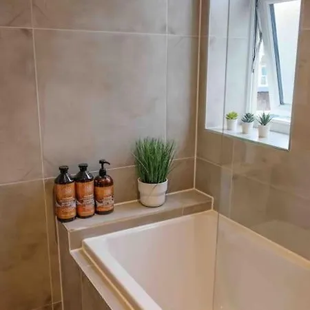Garden Of Eden 1 Bedroom Flat In Fishponds Apartment
