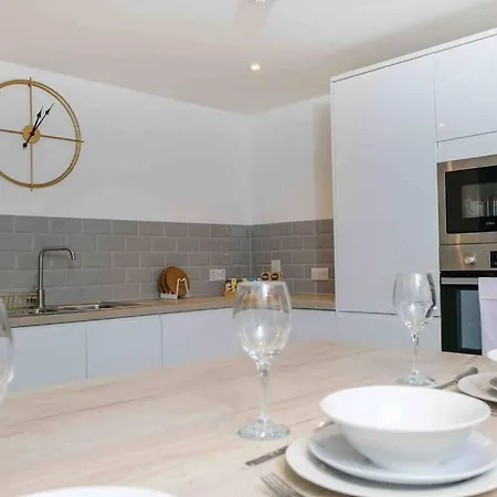 Апартаменти Garden Of Eden 1 Bedroom Flat In Fishponds *